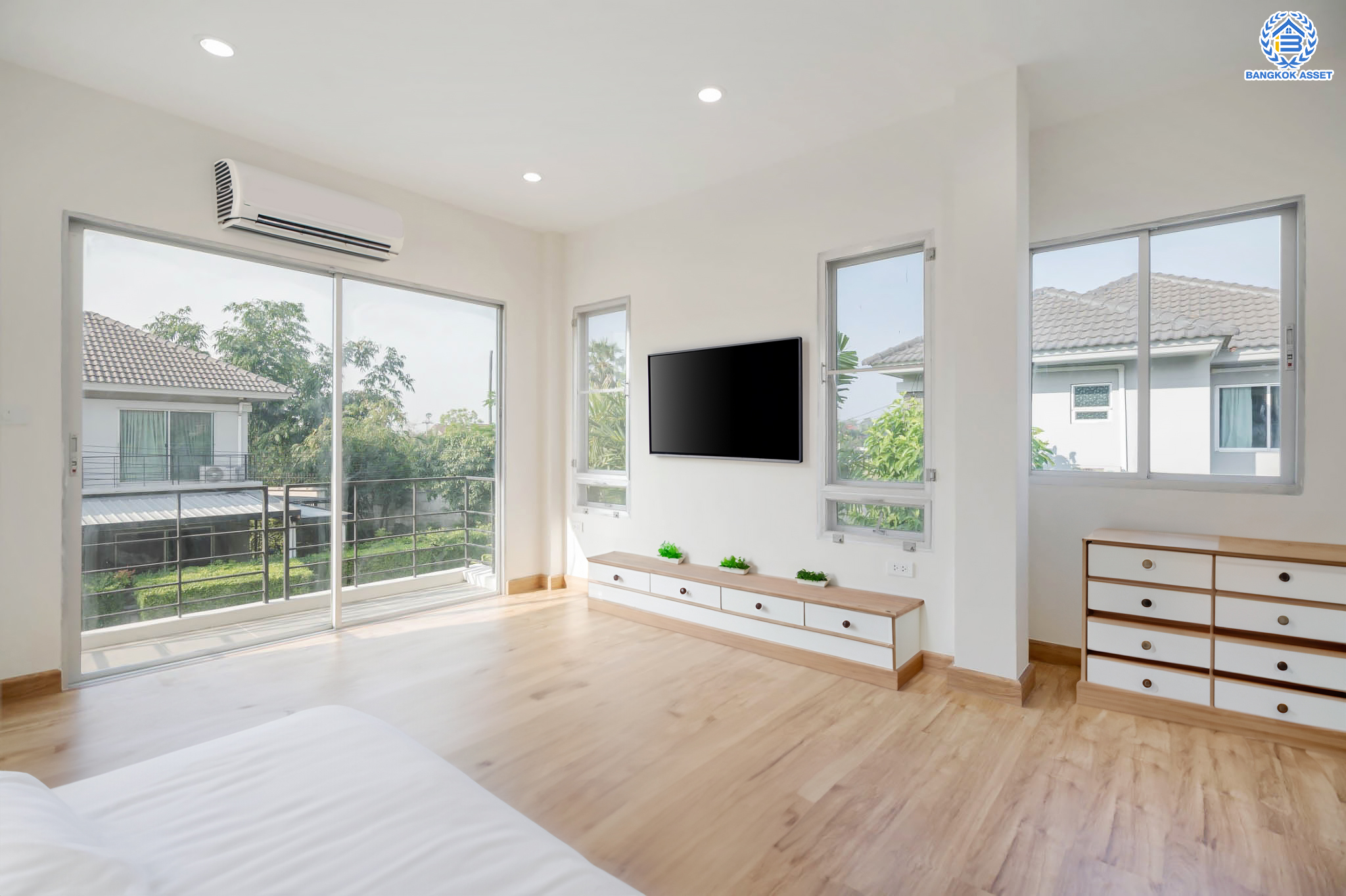 บ้านมือสองตกแต่งใหม่ โครงการ ไลฟ์ บางกอก บูเลอวาร์ด ราชพฤกษ์-รัตนาธิเบศร์ เนื้อที่ 50.3 ตร.ว. ดีไซน์ตอบทุกไลฟ์สไตล์ ฟังก์ชัน 3 ห้องนอน 3 ห้องน้ำ จอดรถได้ 2 คัน บนทำเลติดถนนราชพฤกษ์ เชื่อมต่อทุกเส้นทาง ใกล้รถไฟฟ้าสายสีม่วง "สถานีท่าอิฐ" และจุดขึ้นทางด่วน "ศรีรัช"